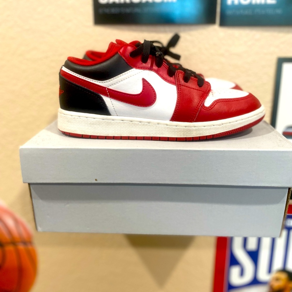 Retro Jordan 1, Size 6y Red/Black